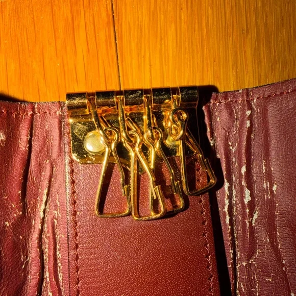 Authentic Cartier Pre-Loved Burgundy Leather 4-Key Ring Holder w/ Gold Hardware - Picture 4 of 6